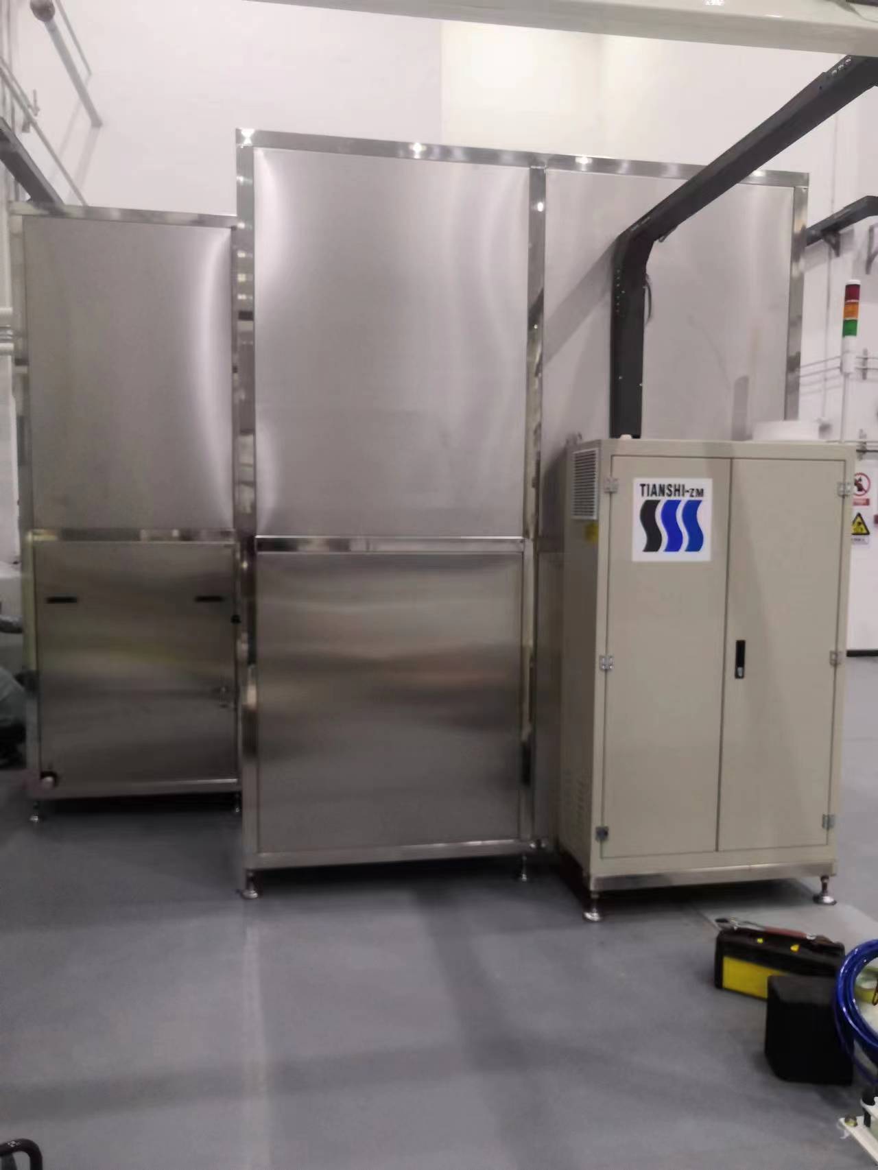 三槽封闭式多功能超声波清洗机(天津某核工业单位)(图3) 三槽封闭式多功能超声波清洗机(天津某核工业单位)(图3)